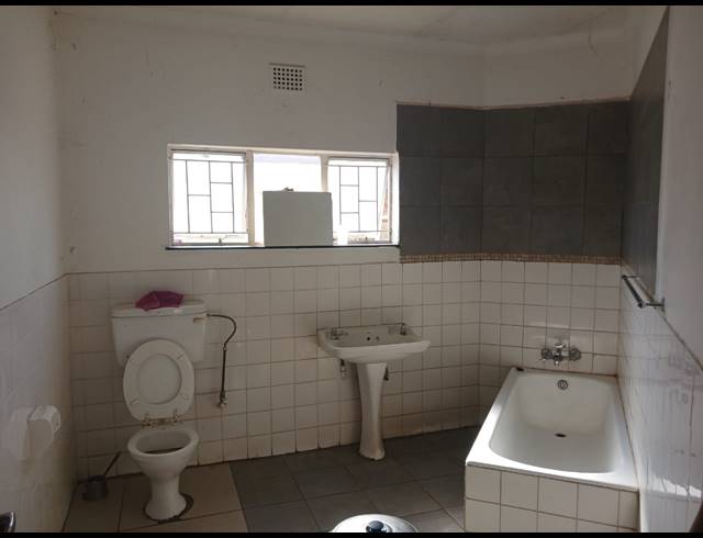5 BEDROOM HOUSE FOR SALE IN PENINA PARK